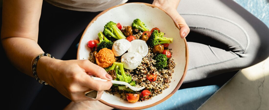 O que comer no Pré e Pós-Treino para ganhar massa muscular (Guia Simples e Barato)