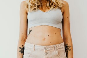 Como acabar com o estufamento abdominal: Dicas de alimentação e postura
